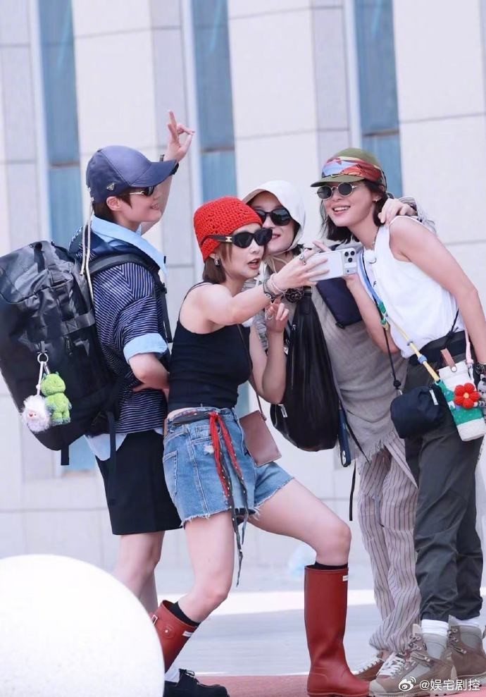 辛芷蕾李宇春高叶倪妮比耶照向野的我们新疆库车路透 向野的我们路透上新～蕾蕾春春高