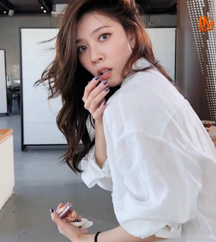 李晟调侃宋妍霏在深圳拍了套写真李晟嘴太毒了哈哈！看到宋妍霏抓拍变高级，直接调侃是