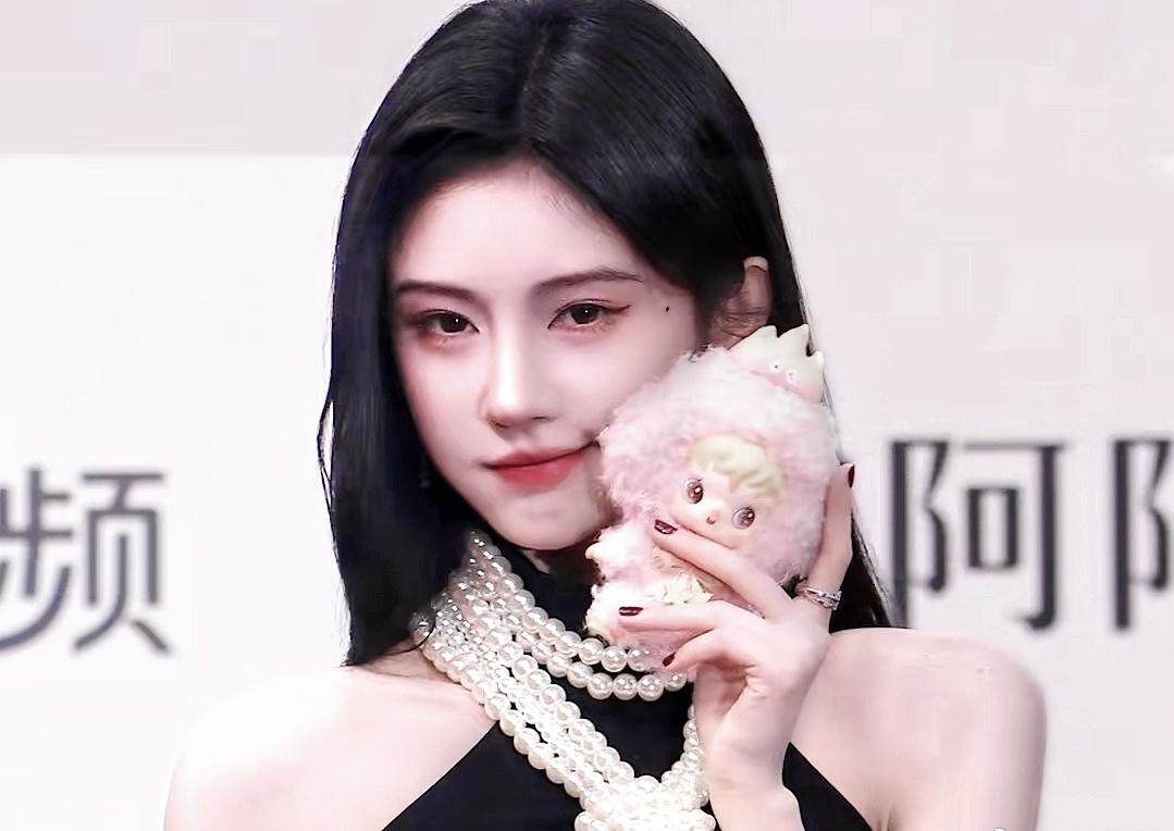 jjy鞠婧祎黑长直黑色礼服jjy 鞠婧祎9年后再出席星光大赏 

他们都说轻舟已