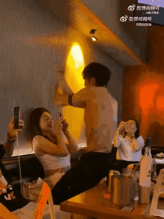 然而，婚恋市场中的结构性矛盾也随之凸显。一方面，许多受过高等教育的女性在择偶时倾