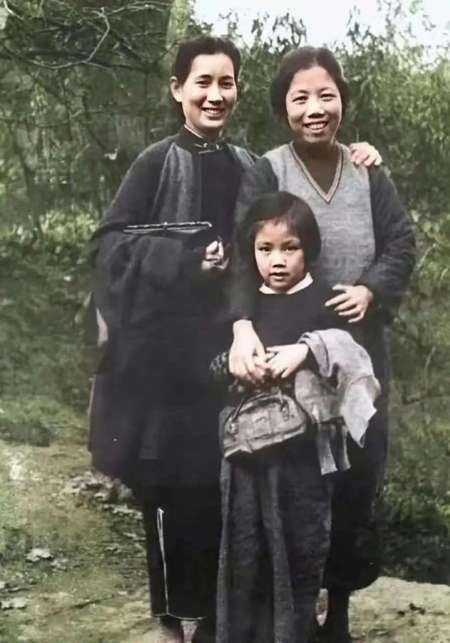邓颖超大姐和叶挺将军的夫人李秀文，女儿叶扬眉的一张合影，拍摄于1942-1943