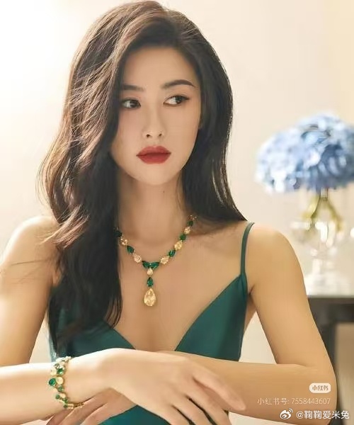 朱珠好绝的妈咪气质兼顾精致与温柔，朱珠做妈妈后审美依旧高标准，每一次选择都为家人