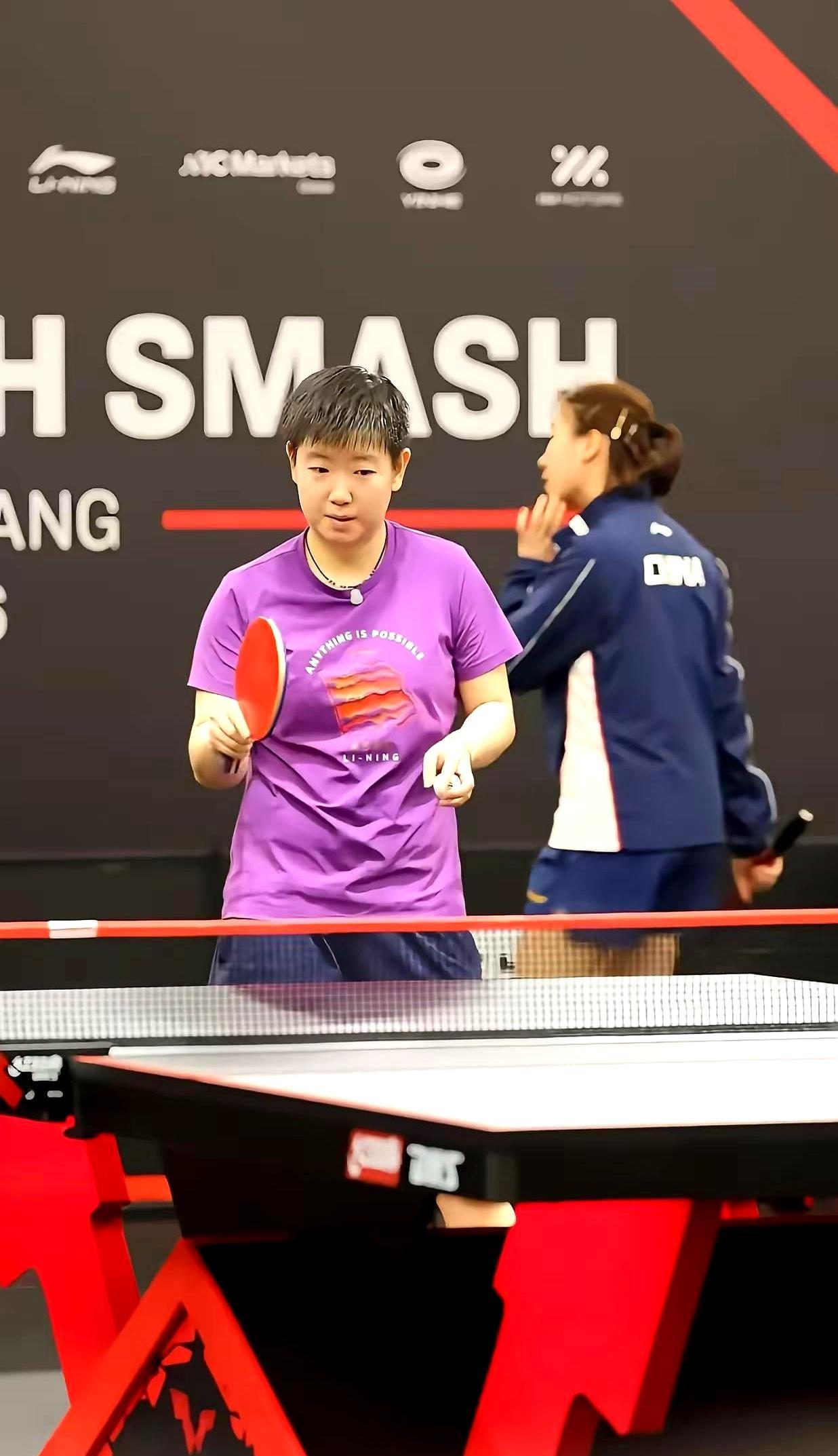 新加坡大满贯开打，王楚钦他们都上场了，你发现没？世界第一的孙颖莎，今天竟然“消失