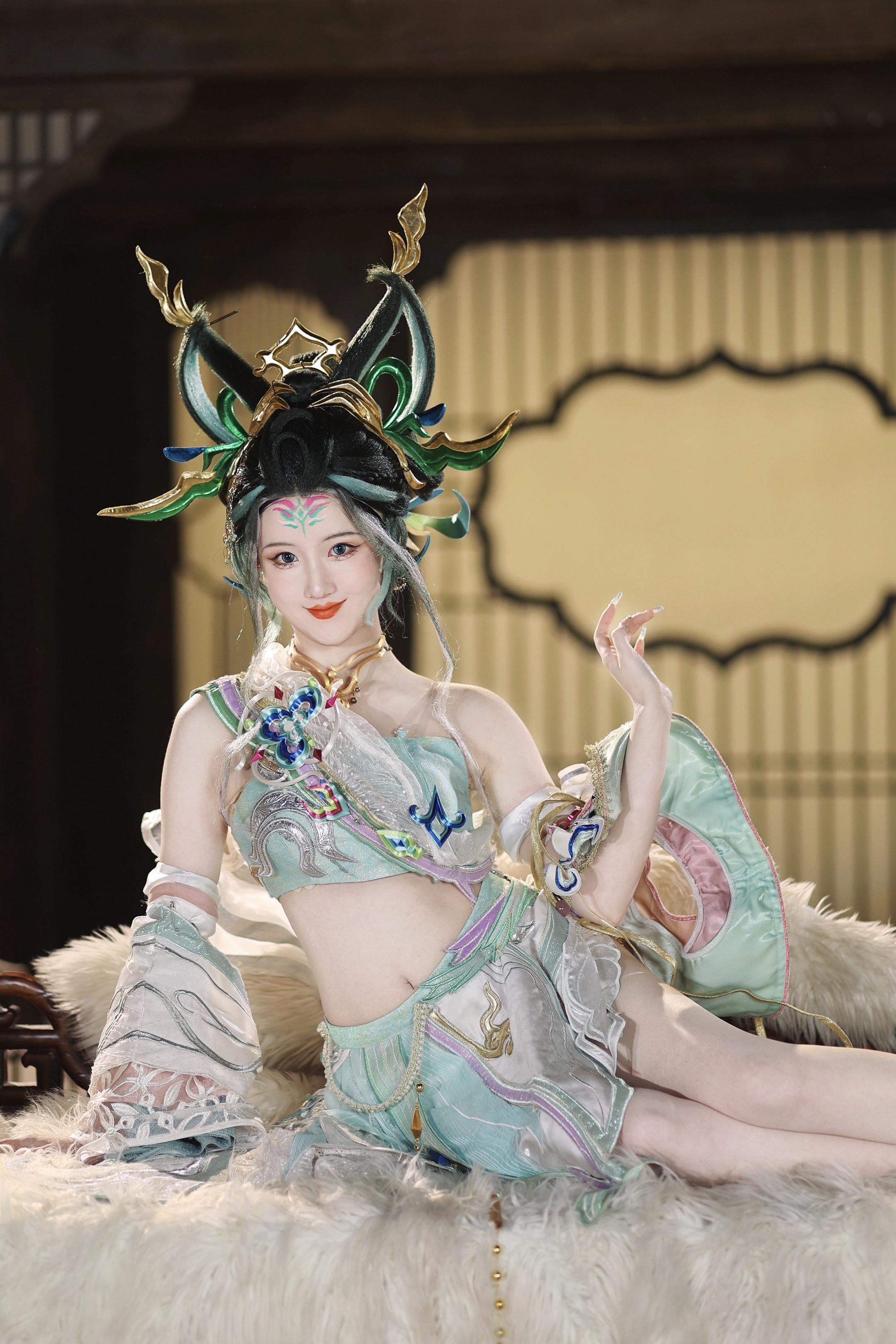 曲通万物之情，佑众生合乐。