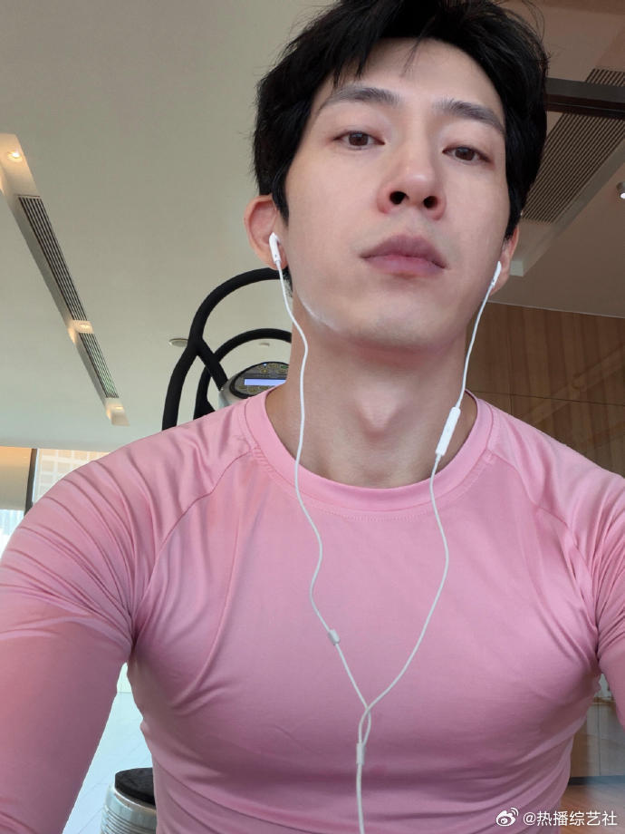 井柏然的粉色上衣46块钱该花花的时候不手软，该省钱的时候也绝不乱造，消费观好通透