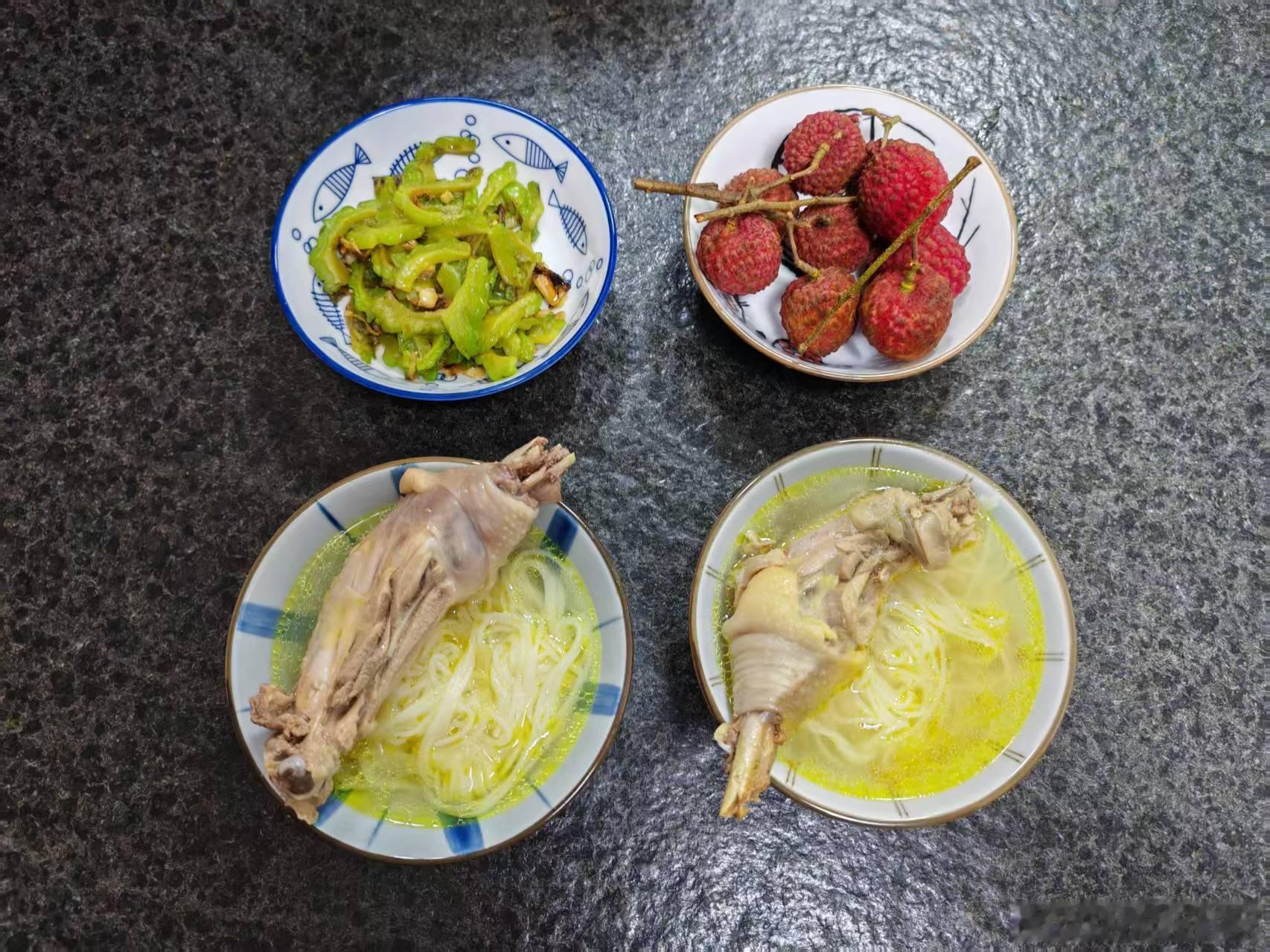 江哥煮了一锅鸡汤，一共吃了4顿。我说：“总算吃完了，去了我一块心病。”江哥说：“