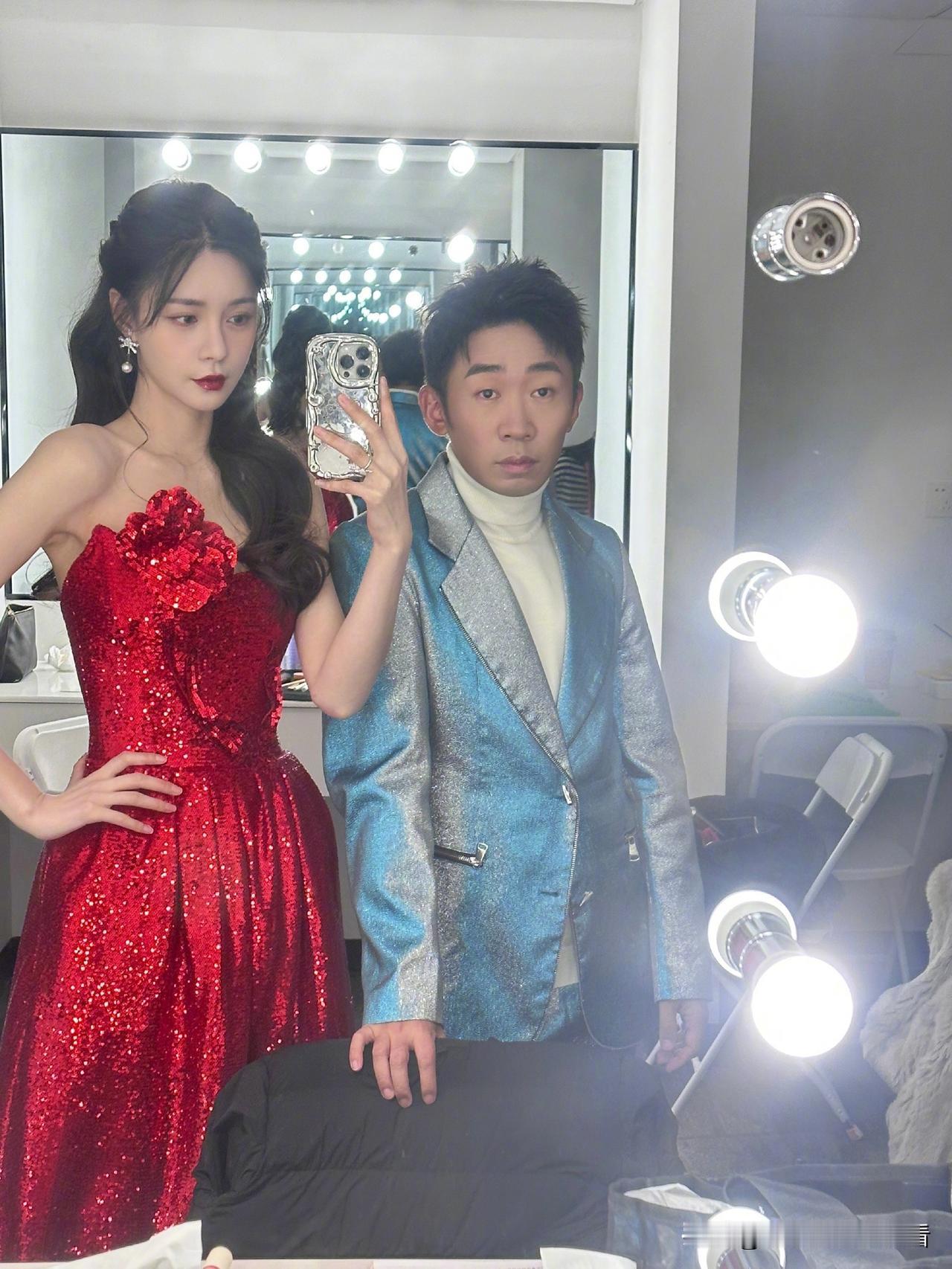 杨迪爆改后有后遗症了。以前拍照都会展示最帅的一面，现在竟然不自然眯起了眼，就和之