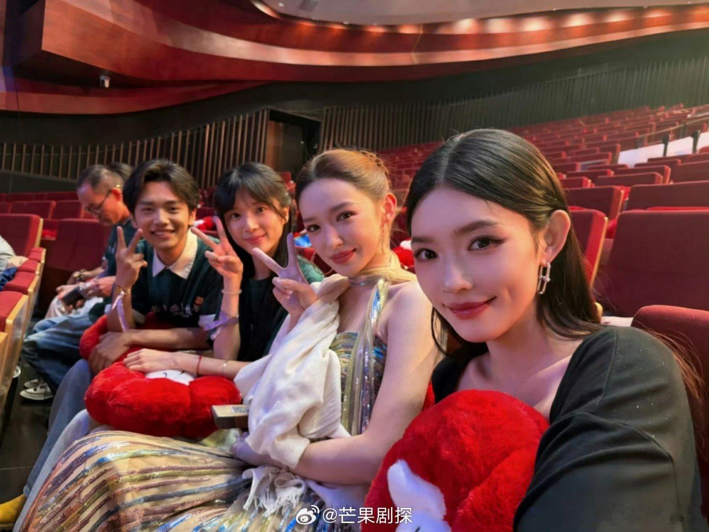 程潇连续两天在活动中求工作程潇合照里没发孙怡 程潇也在活动中求职了，看来真的有用