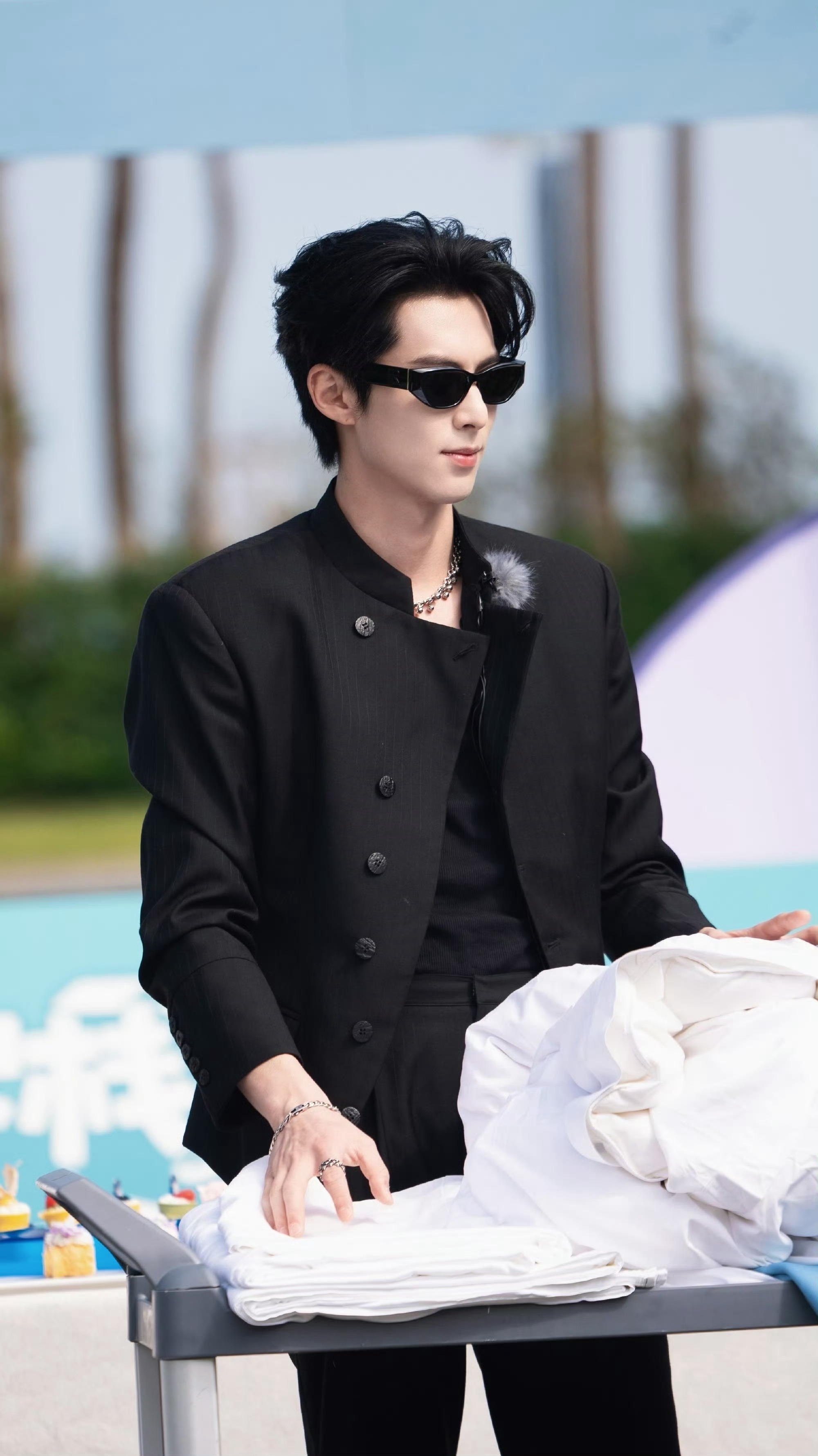 白鹿送实用大礼包助力开业，王鹤棣的筹备工作有帮手了，期待开业大吉！王鹤棣为客栈开