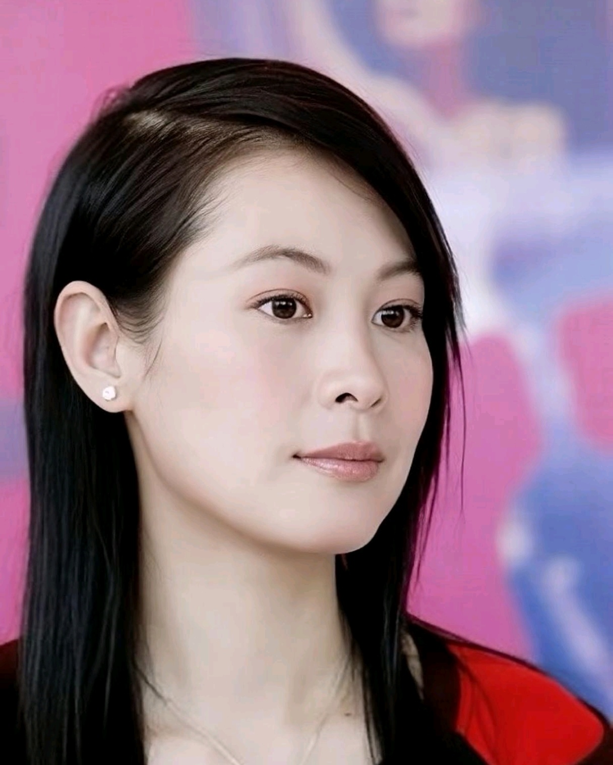 2011年，刘若英嫁给了身家68亿的富商钟小江，婚前刘若英约法三章：可以同居但必