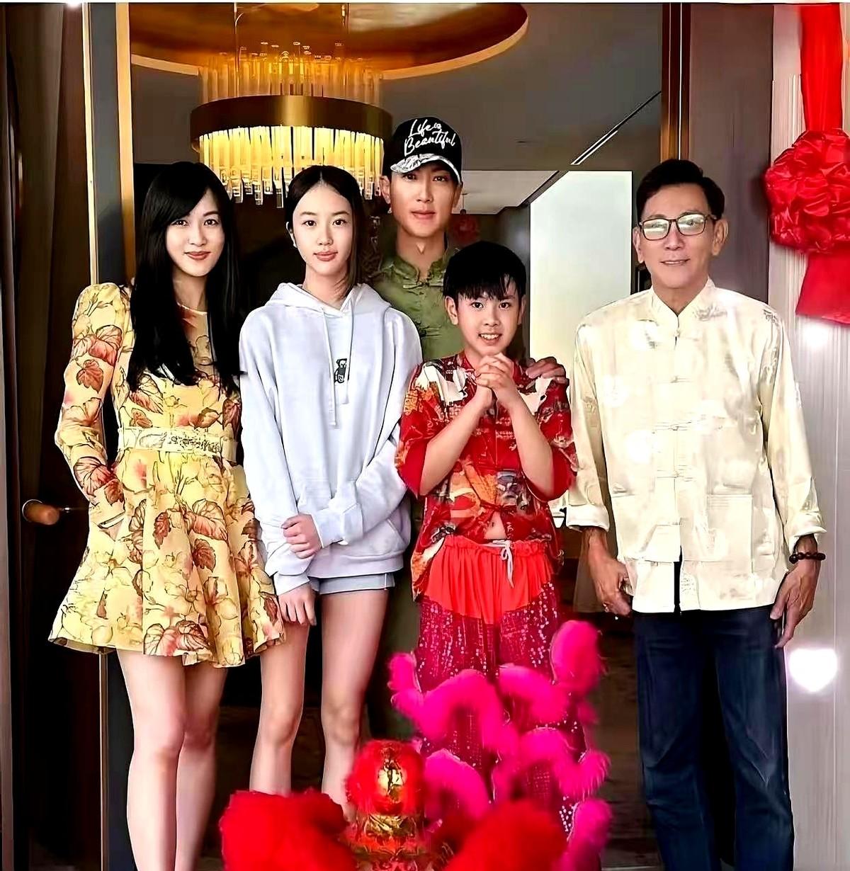 吴尊和他老婆，简直是童话照进现实。

都说娱乐圈水深，感情靠不住。

你瞅瞅吴尊