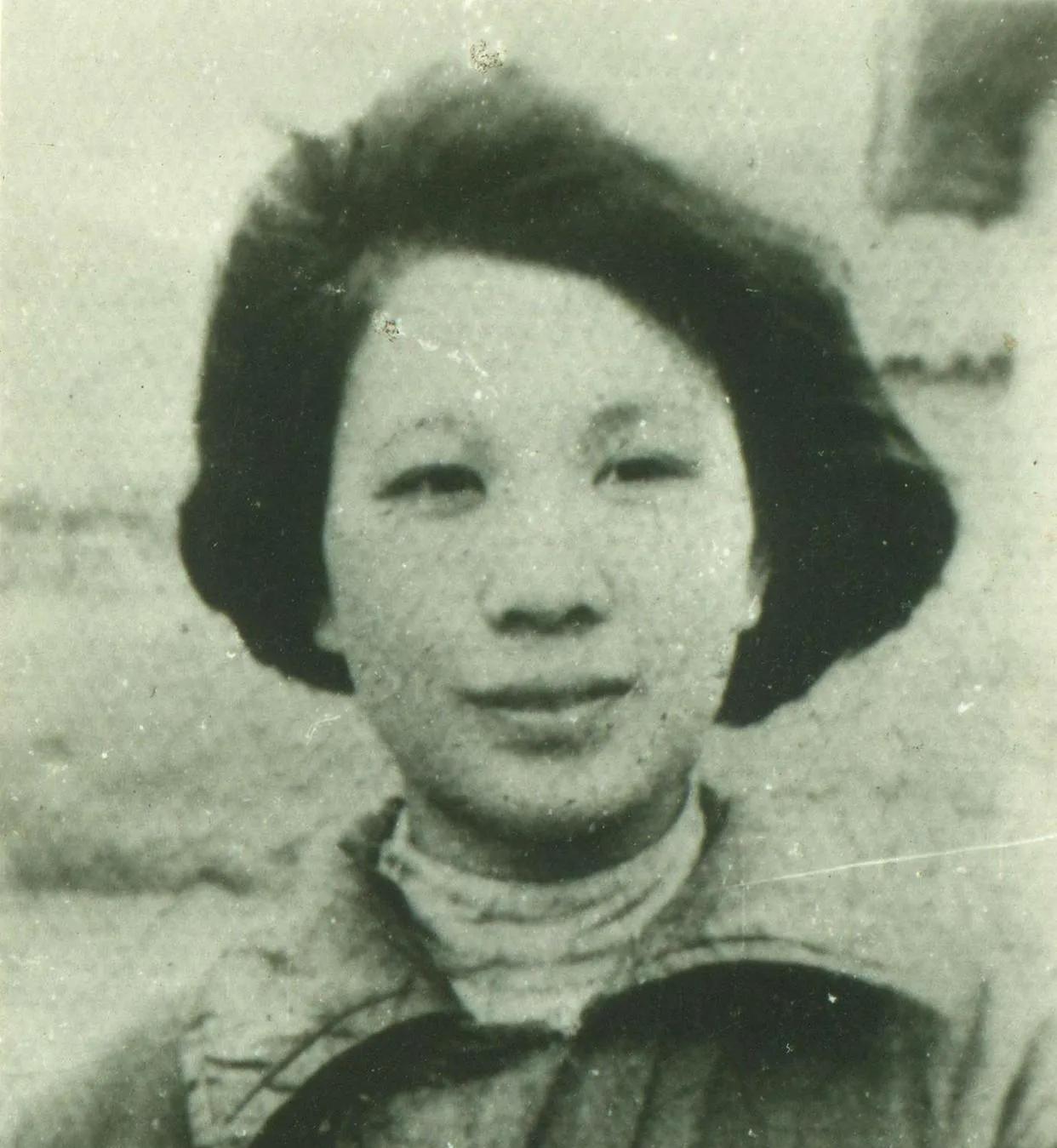1961年，一位年仅13岁的小学生填写履历表时，当涉及到父母一栏时，她却被老师突