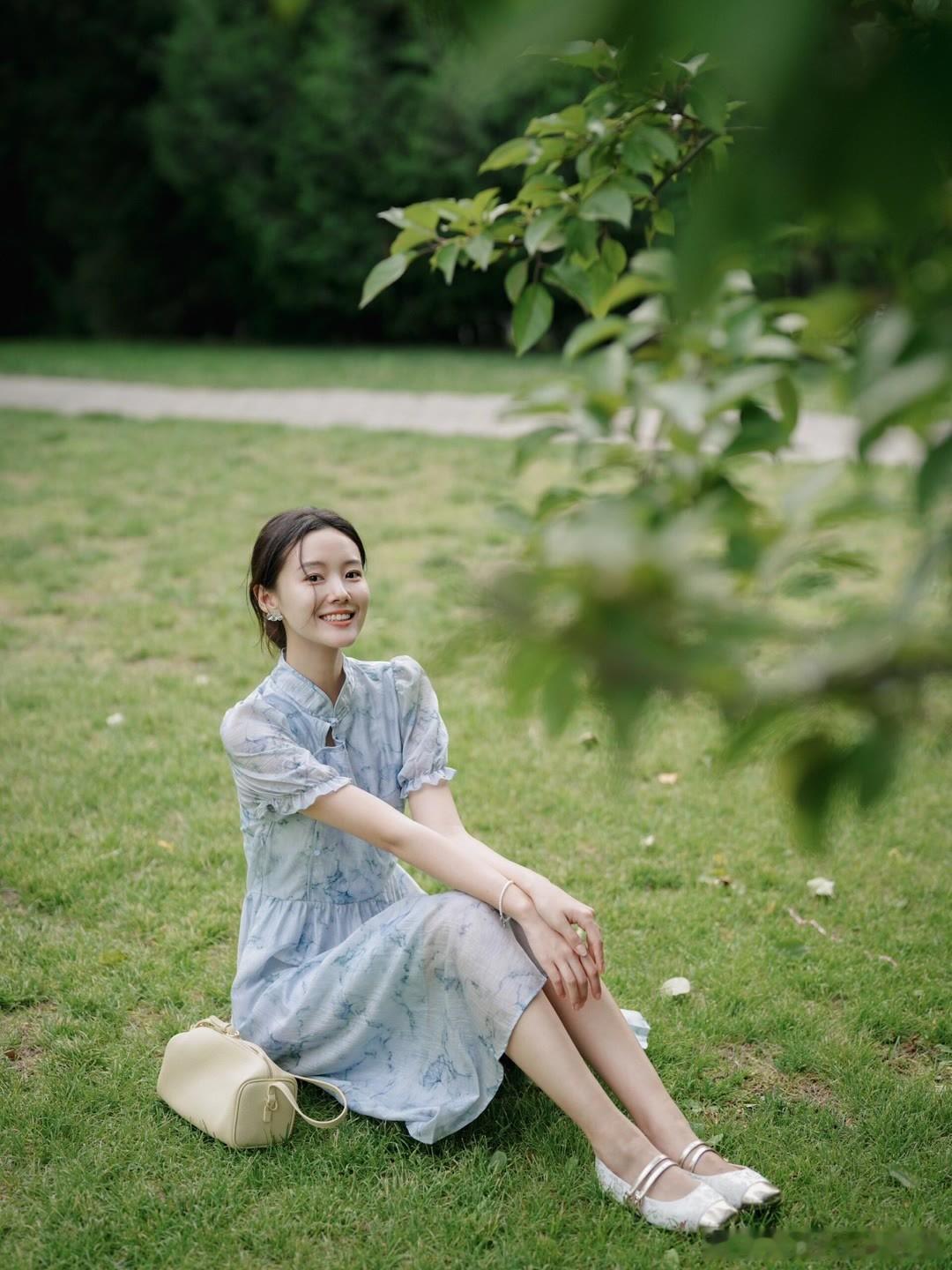 笑容甜美，清新自然～ ​​​