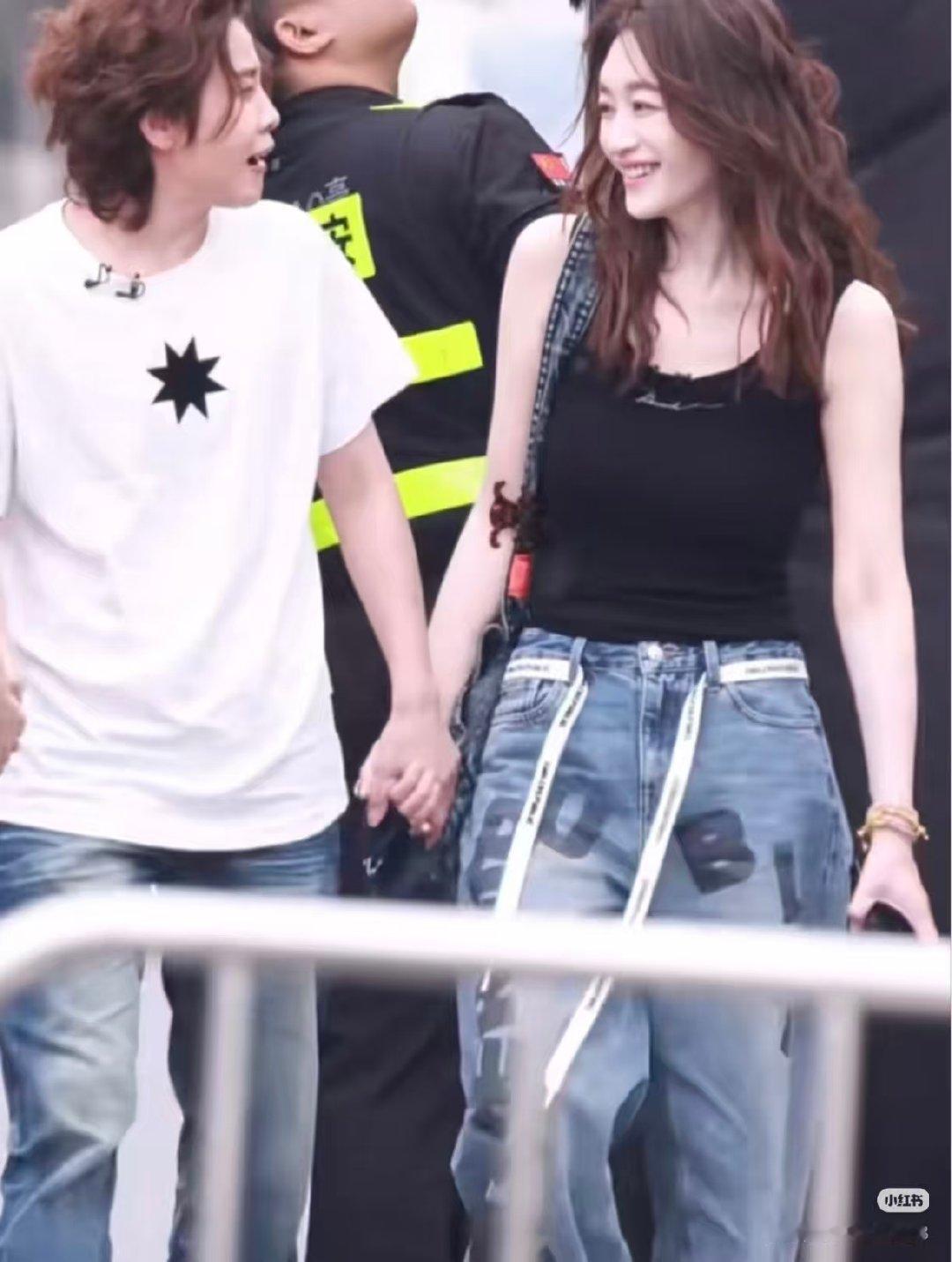 这俩人也太有节目效果了吧😂 王濛直接蛐蛐李小冉岁数大，还吐槽自己管不了她，互怼