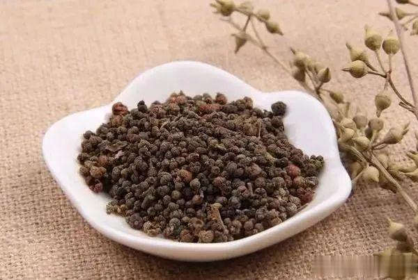 把它贴脚心，可引火下行，对咽喉肿痛、口腔溃疡、头晕耳鸣.....都有效[心]有一