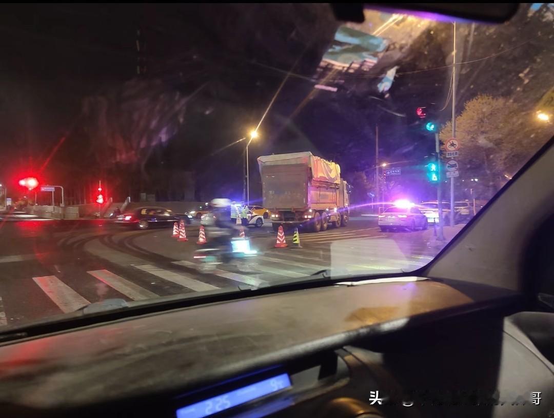 哎，难搞哦，大家一定要离这些泥头车远点，盲区太多，而且大多数开车都是飞法法，仗着