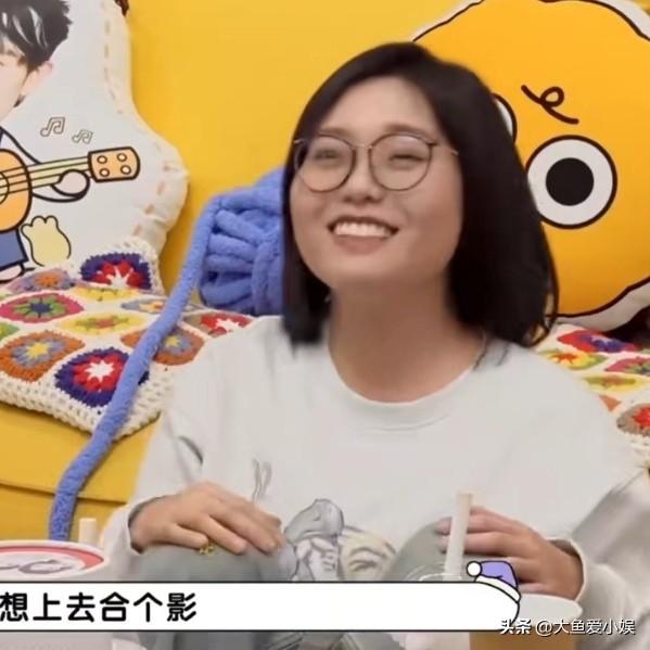 李雪琴说：“我妈妈特别好笑。有一次，我有一个朋友去我老家那边演出。我妈妈那阵儿开