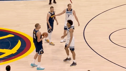 约基奇：我报仇等不了明天！
贝兰热：你找麦丹去啊，我是新秀~

马上24秒到了，