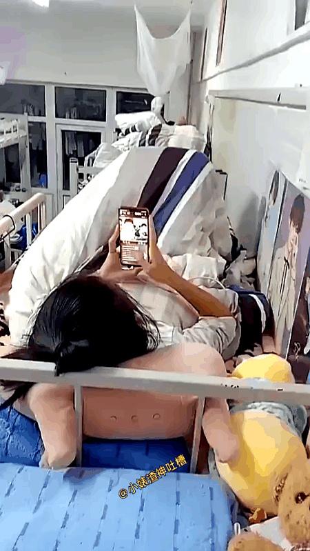 这下真看明白了，男主播的打赏不是凭空飞来，是一步步被“引”出来的。
先用故事铺情