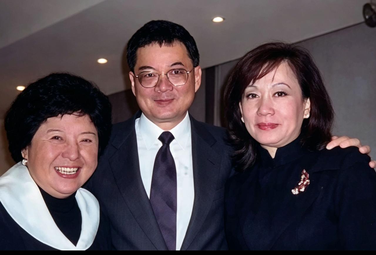 2003年11月5日，孙宋两大家族的后人难得的一次相聚。左边这位女士，是孙中山先