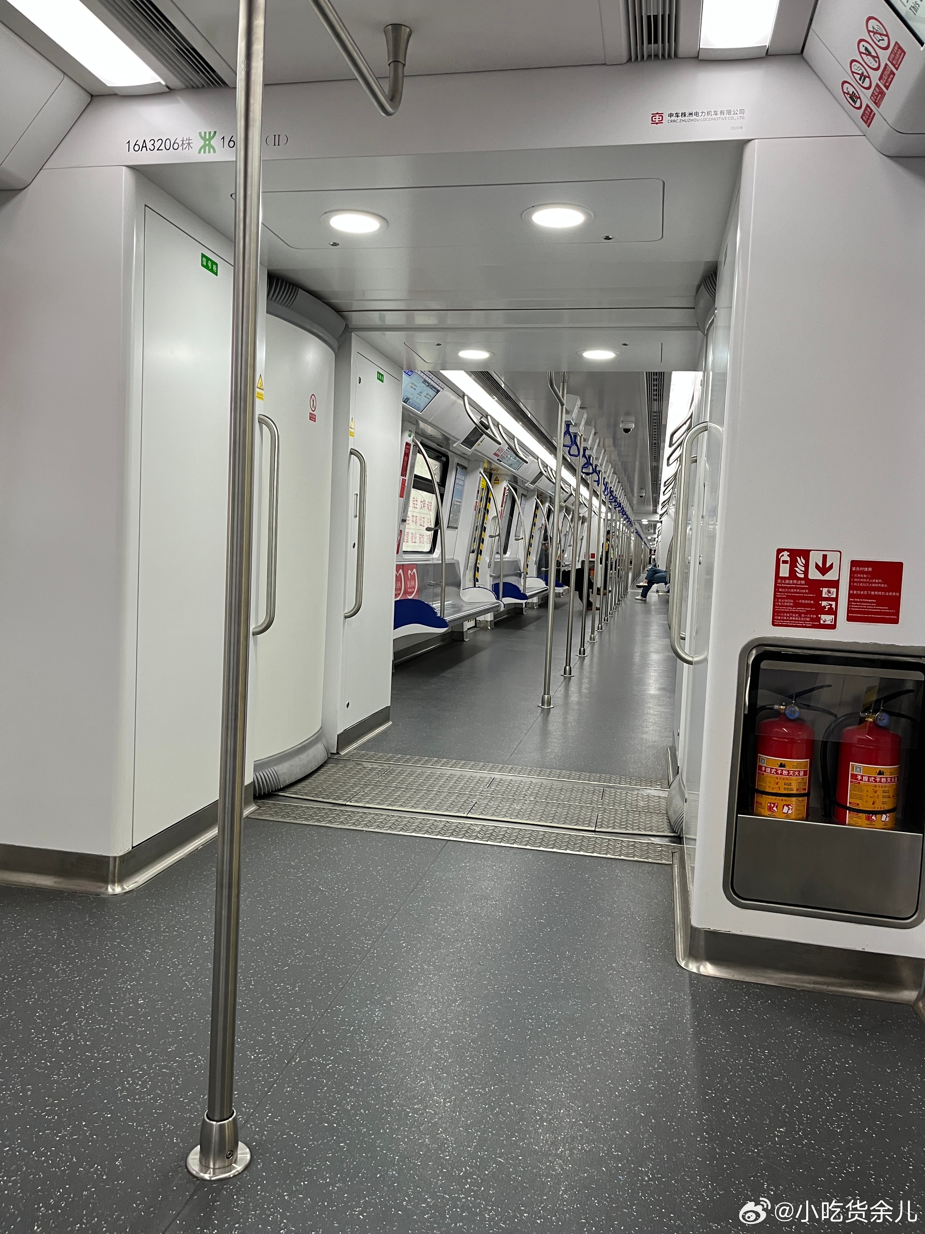 吃饱饭，做地铁回去。有婆婆爱真的很好，拿了土鸡蛋，自己种的芝麻，还有各种豆给我，