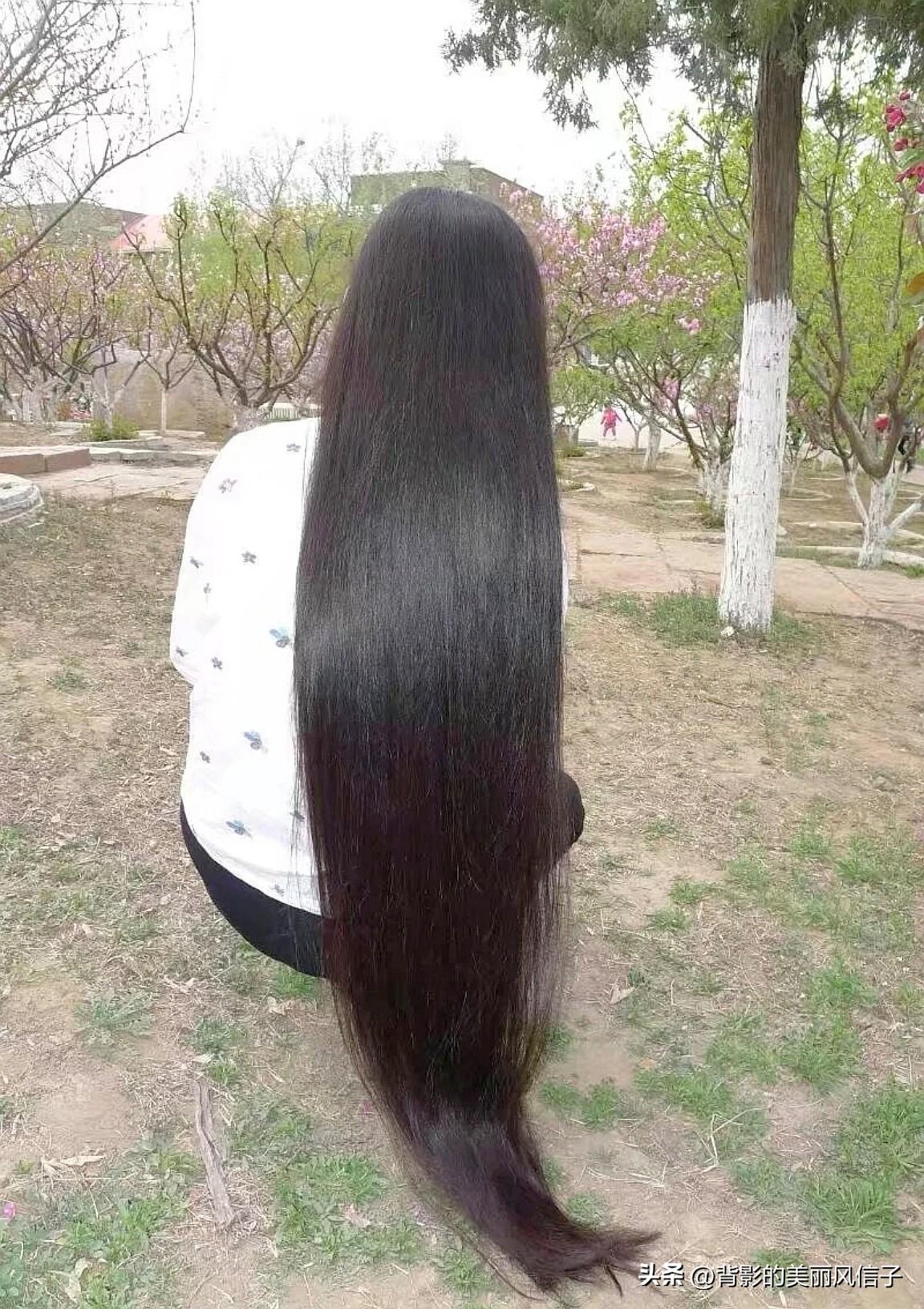长发飘飘，春日漫步，享受自然之美。