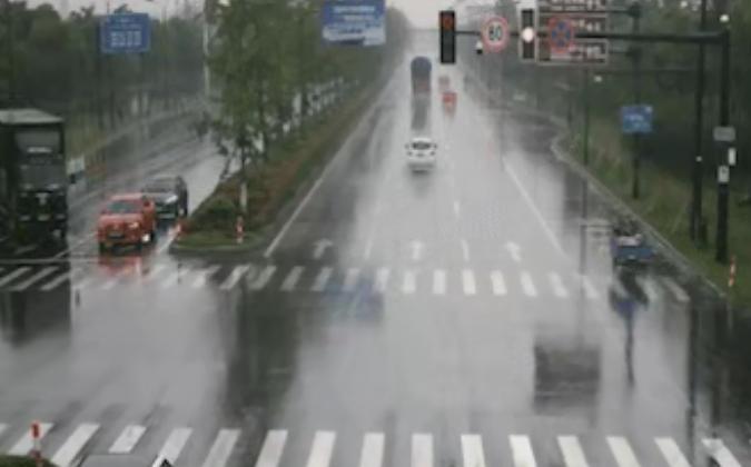荆州雨天开车必看！这篇安全指南能救命
雨天路滑视线差，开车稍不注意就容易打滑、追