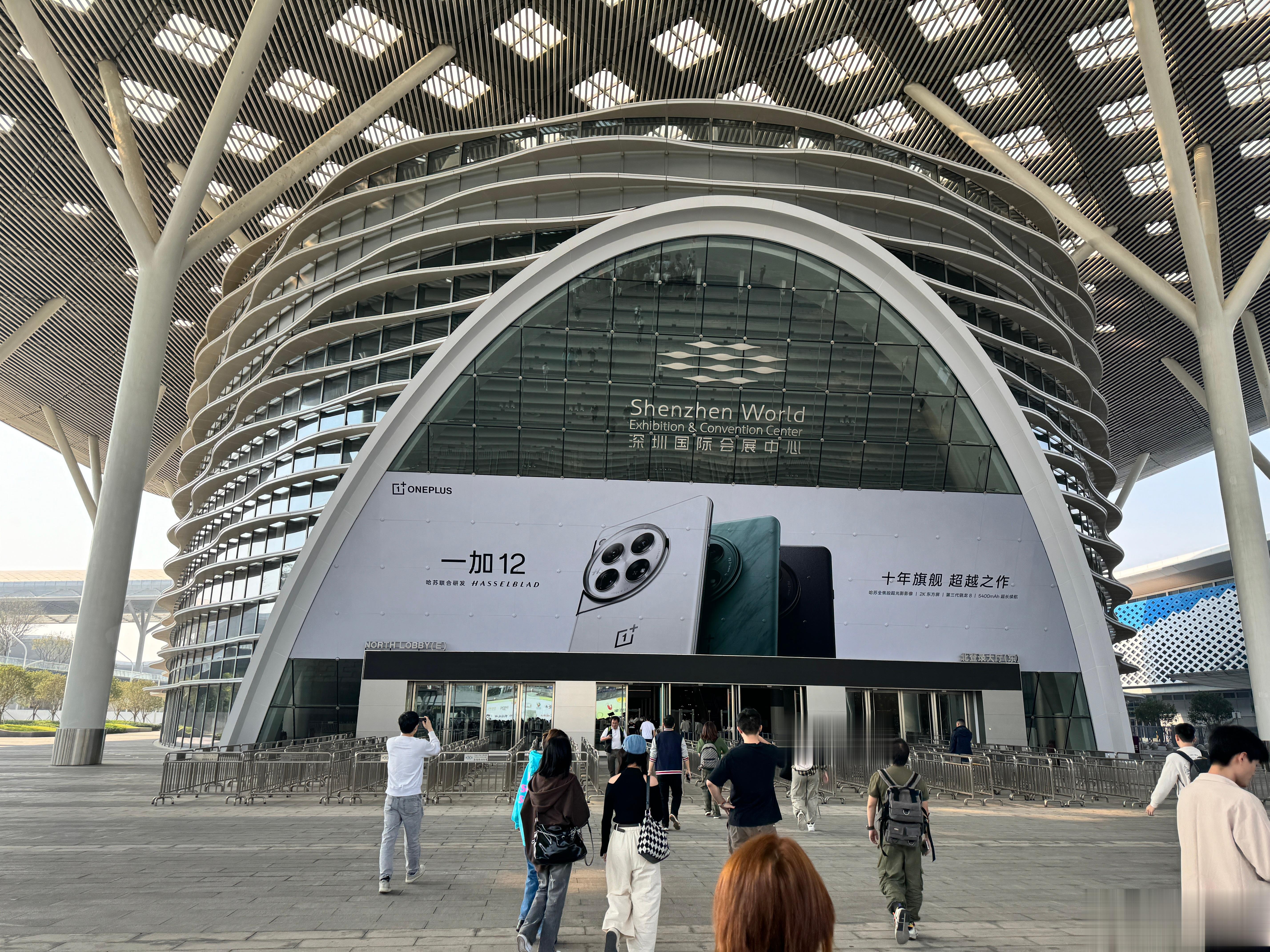 打卡一加12发布会，据说价格很香啊。  ​​​