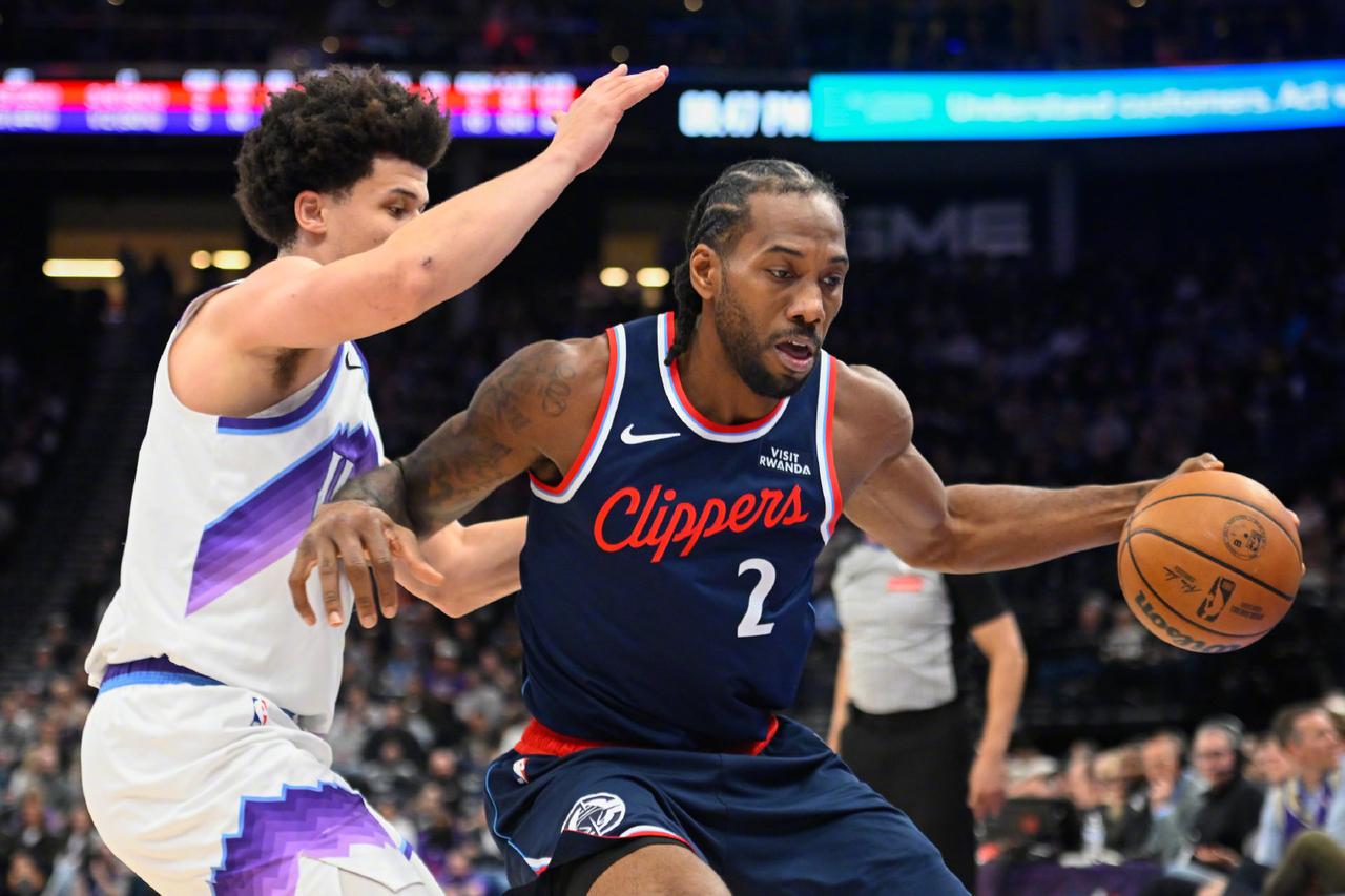 差点以为小卡今天要终止得分20+的纪录了。
毕竟第一节手感是真不好，5中1就只得