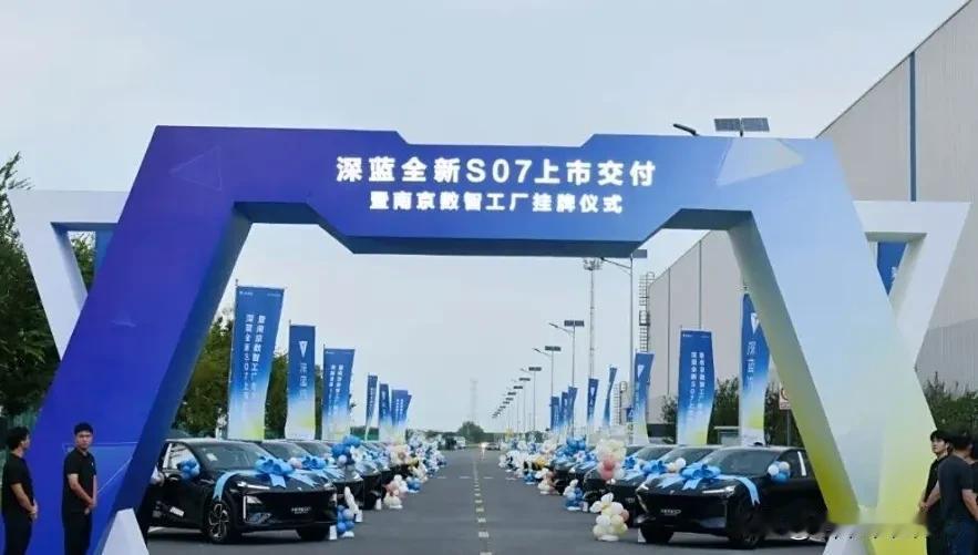 它这个设计，官方叫“新中式美学”，咱们可以理解为，又帅又有自己的态度。前脸干干净