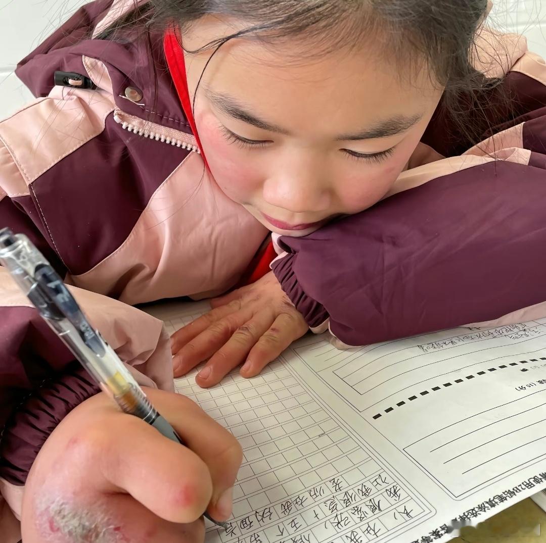 这个孩子手冻成这样还能坚持写字读书，这一幕让我想起了我的童年！ ​​​