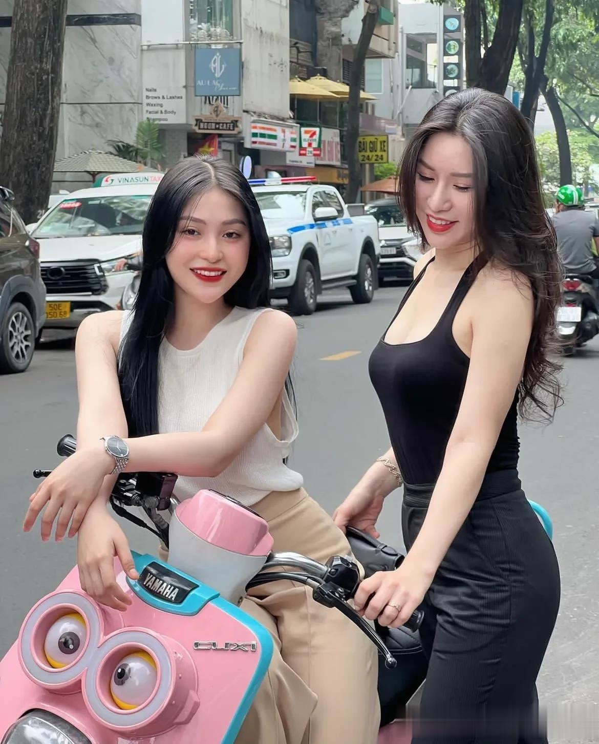 泰国曼谷，街头骑小摩托的两个小姐姐，看起来这小车车还挺好看，不知道是泰国自己的品