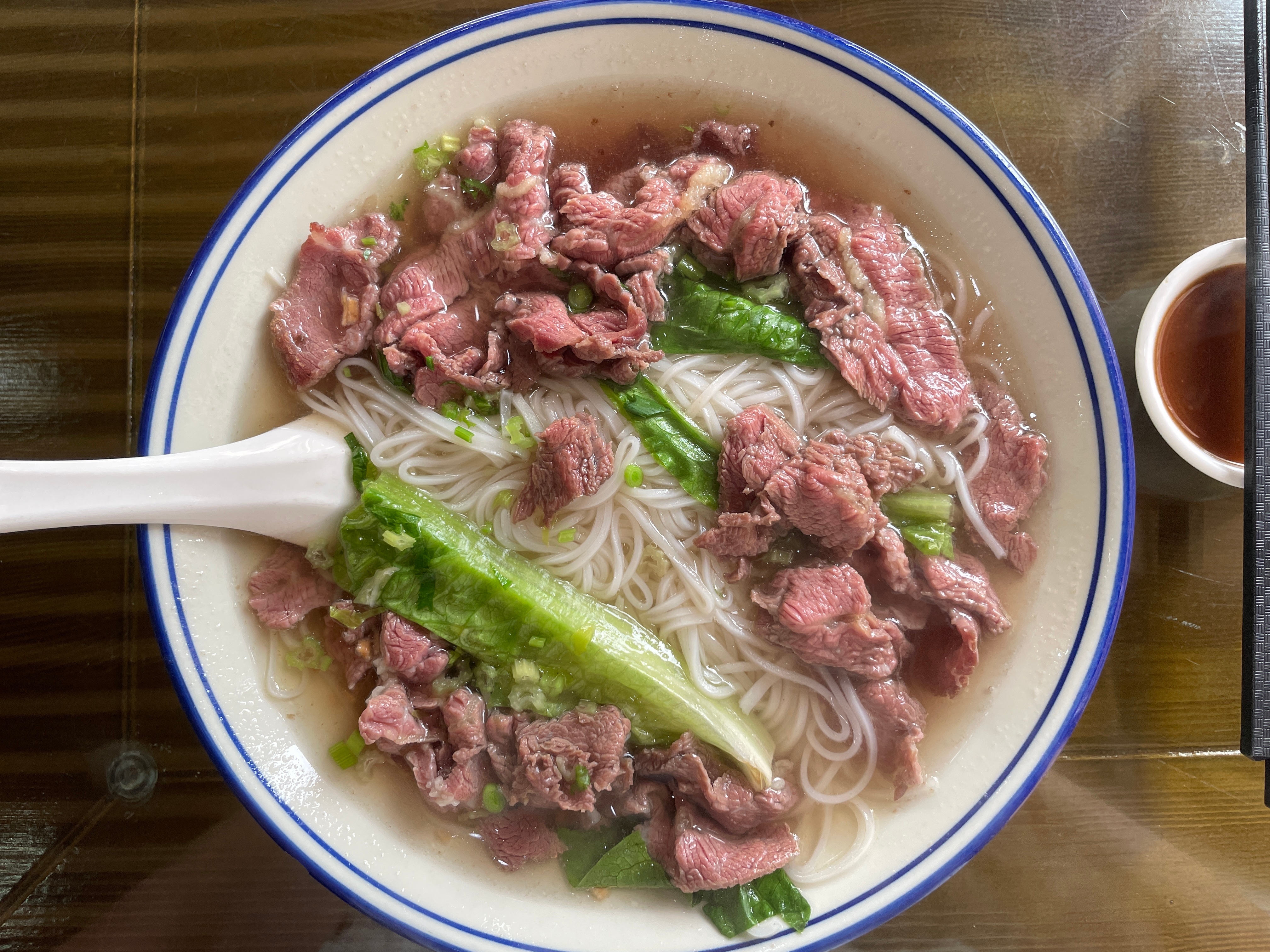三分熟潮汕牛肉粿条，老板说这是他们店里特色，牛肉用碗里的汤泡一会正好六七分熟[老