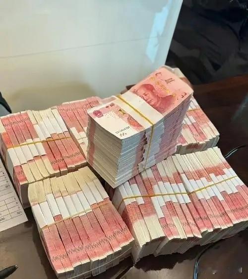 多年以前听迟志强的《钞票》，觉得腔调中带着沧桑，透着几分落魄过后的感慨，还有些故