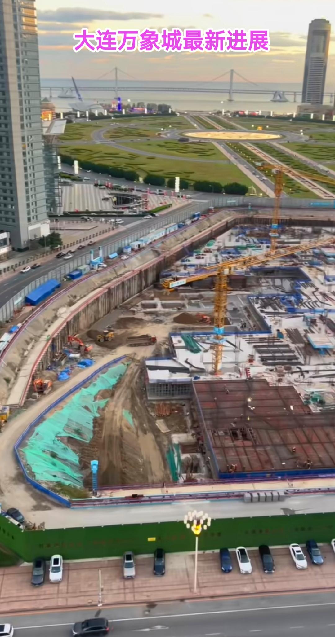 大连万象城建设进度很快，经过不懈的努力商场地下部分建设有了明显的进展，看到这里大