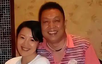 王为念这次住院，场景着实令人动容：病床前忙碌的身影竟是他与第一任妻子所生的儿子王