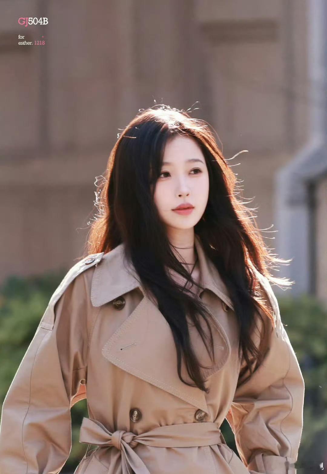 虞书欣今日份风衣大女主！风衣➕披肩发，妥妥偶像剧女主气质！美的很！！！ 
