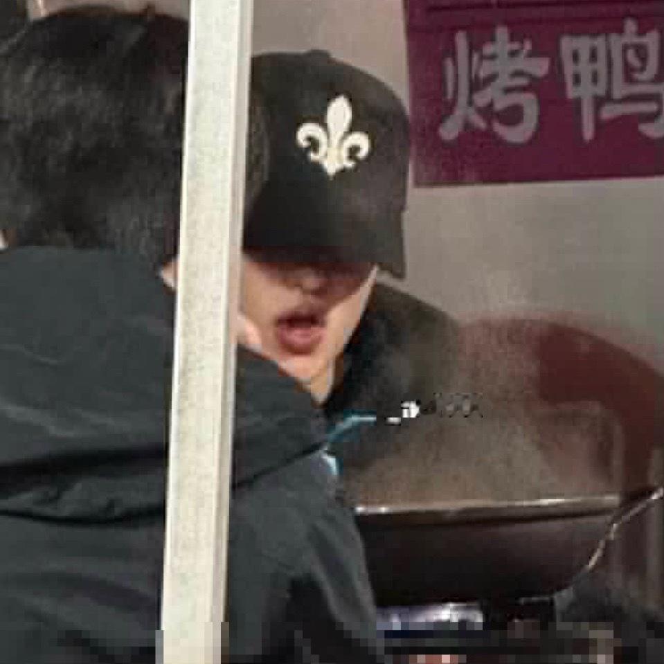 还记得这个路透吗？刚刚首页刷到有人转出来跟今天的泡泡放在一起品更可爱了