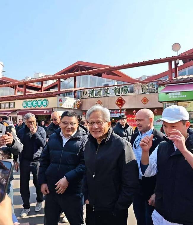 黄仁勋现身陆家嘴菜市场

1月24日，英伟达创始人黄仁勋现身陆家嘴街道乳山路锦德