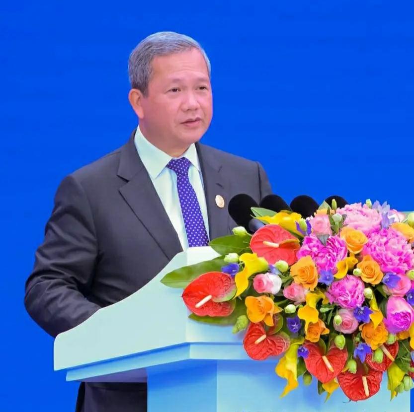 柬埔寨首相洪马内才40多岁，怎么这么老？头发都花白了，脸上这么多皱纹，法令纹也这