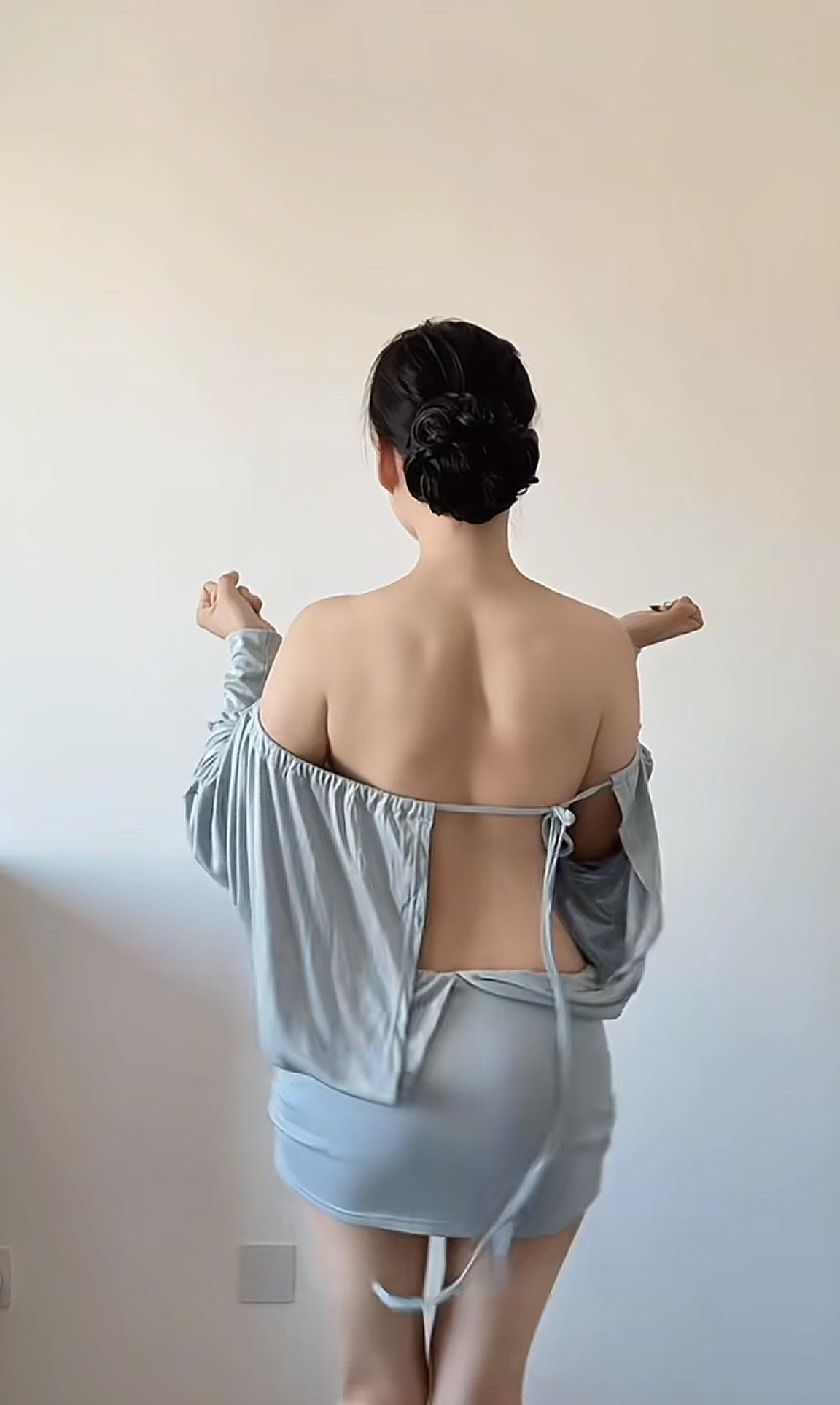 优雅低盘发，清新蓝裙，背对镜头的迷人背影