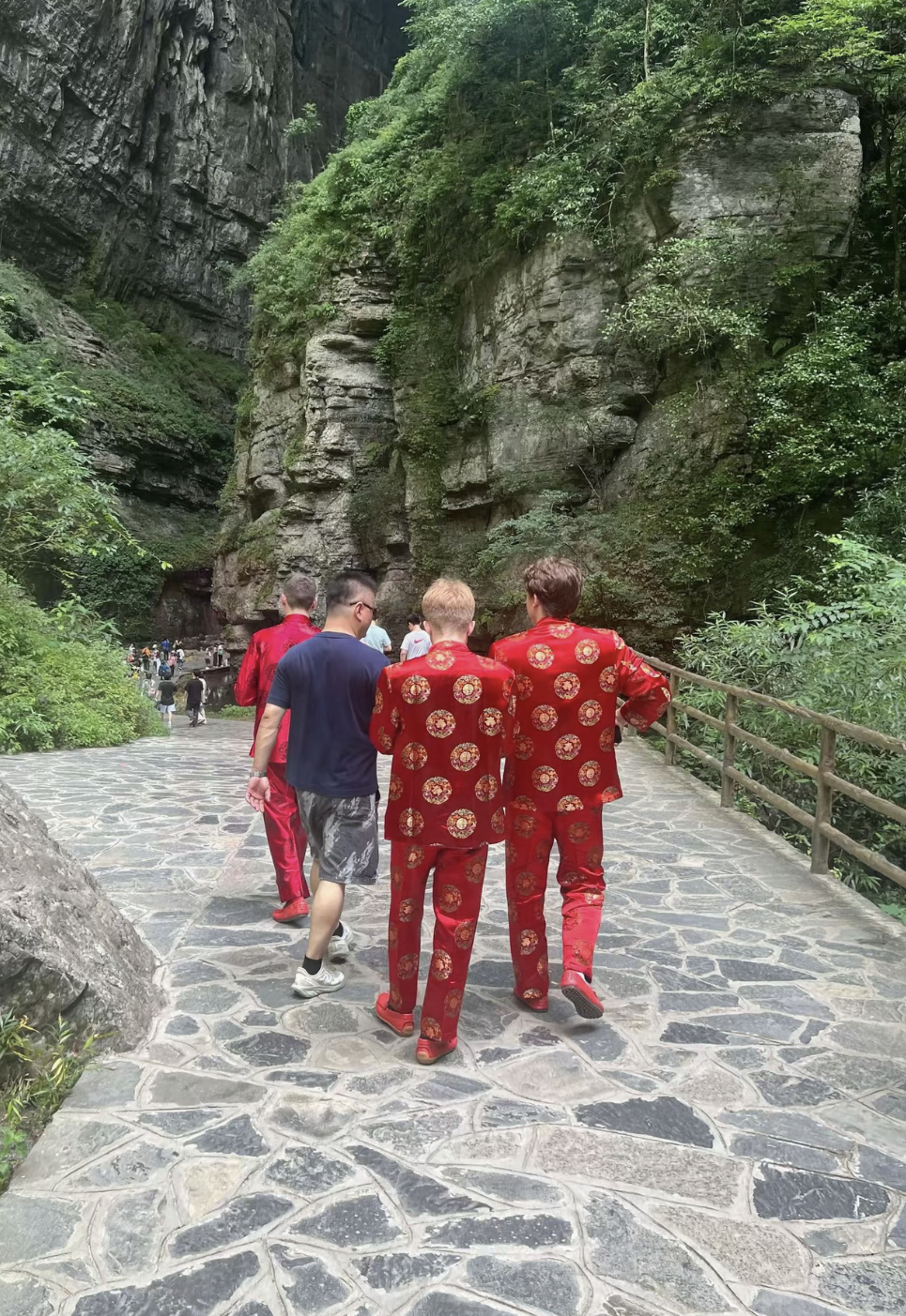 看到外国人把中国的寿衣穿身上还美滋滋的真的憋不住了他们是没做攻略还是因为翻译后的