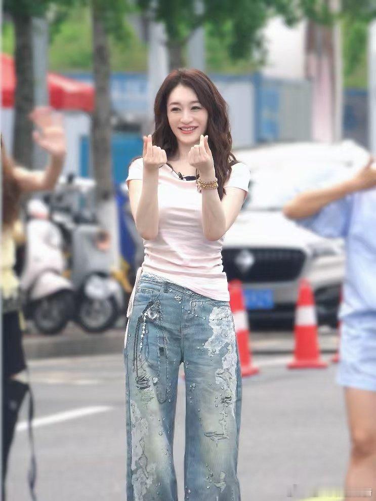 李小冉下班听到粉丝鼓励哭了李小冉真诚结束一天录制下班，李小冉被粉丝鼓励打动落泪，