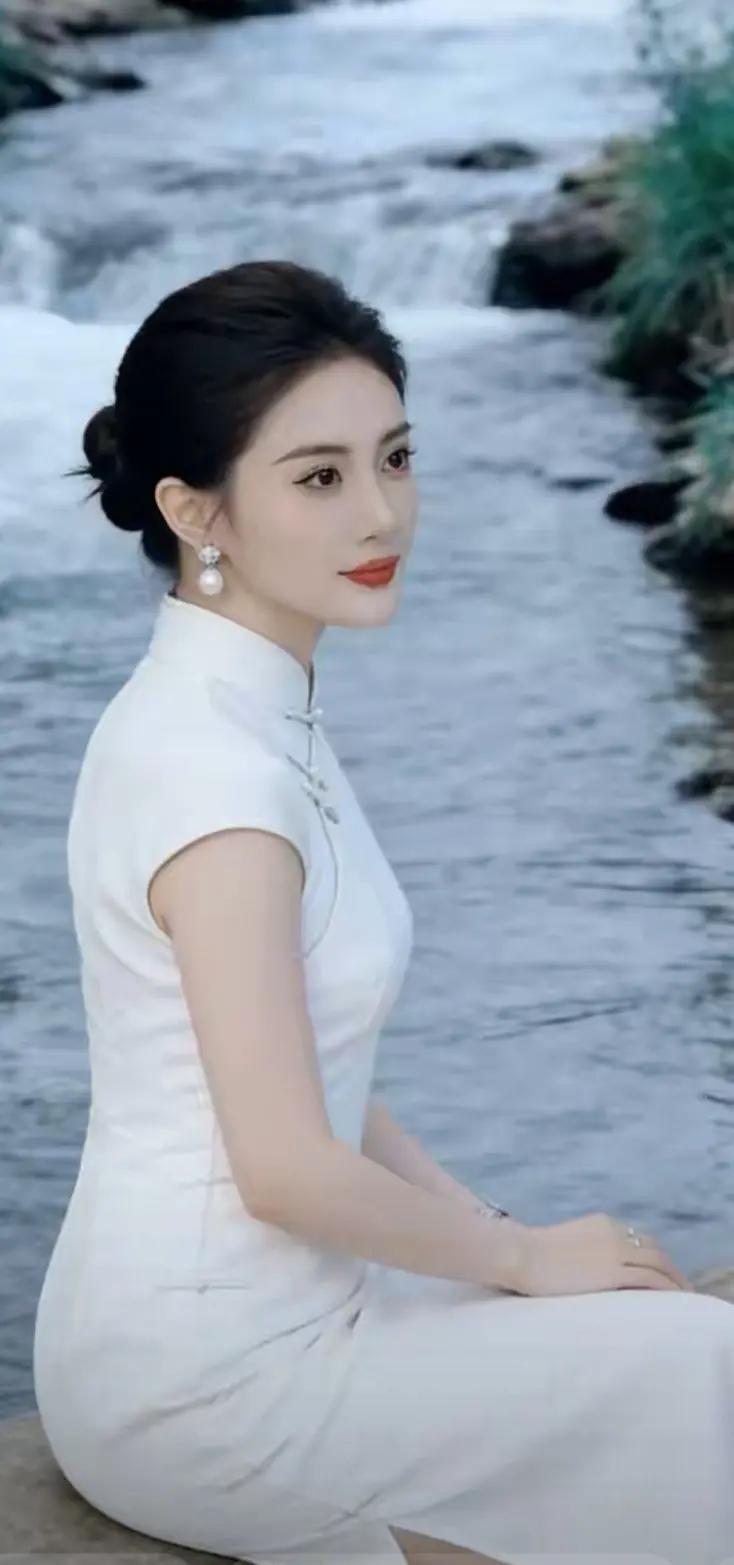 上联：流云飞瀑皆入韵
下联：溪水蝉鸣亦有音