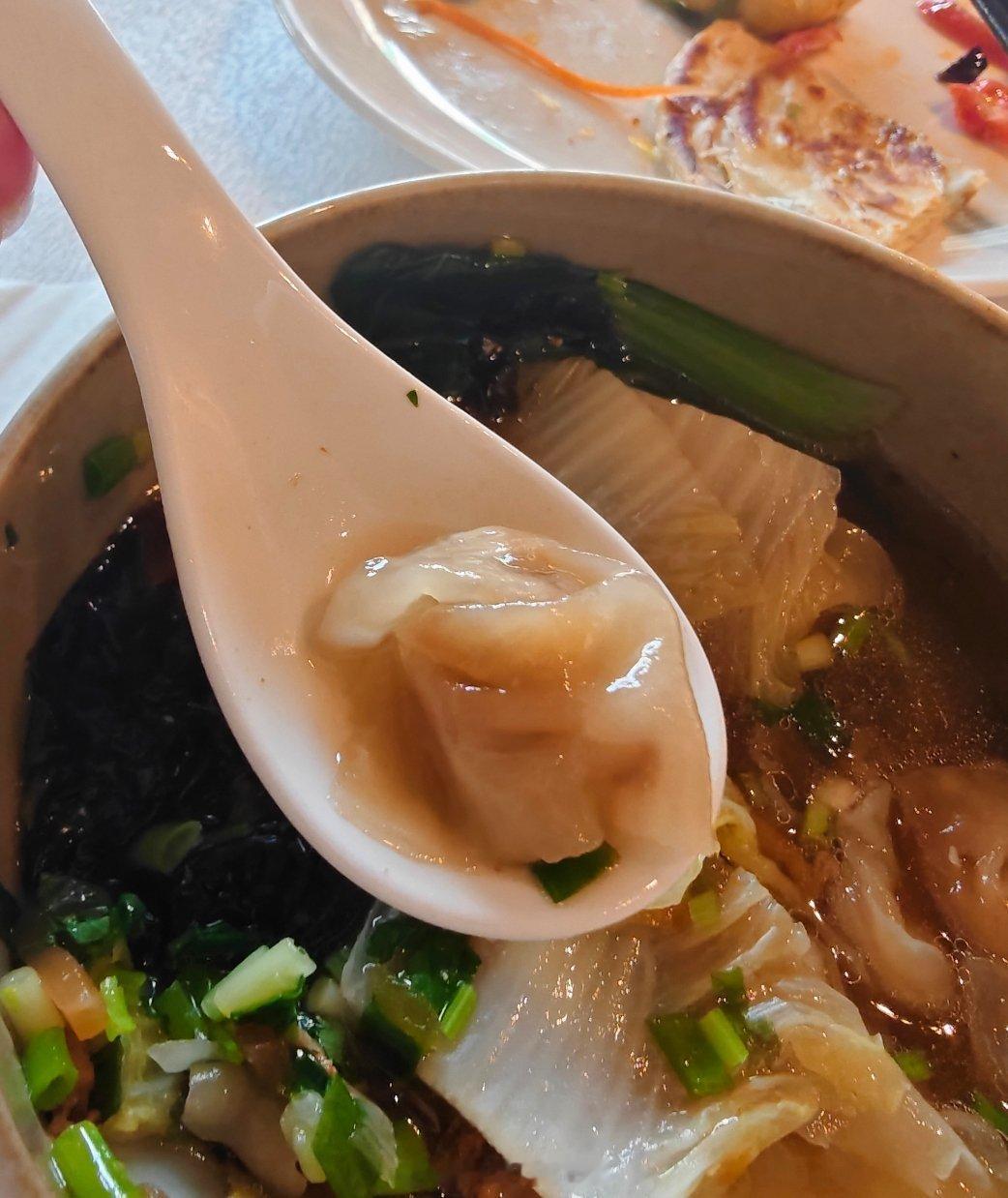 今天吃的这馄饨居然不叫馄饨，不过叫啥我也没记住反正不叫馄饨 