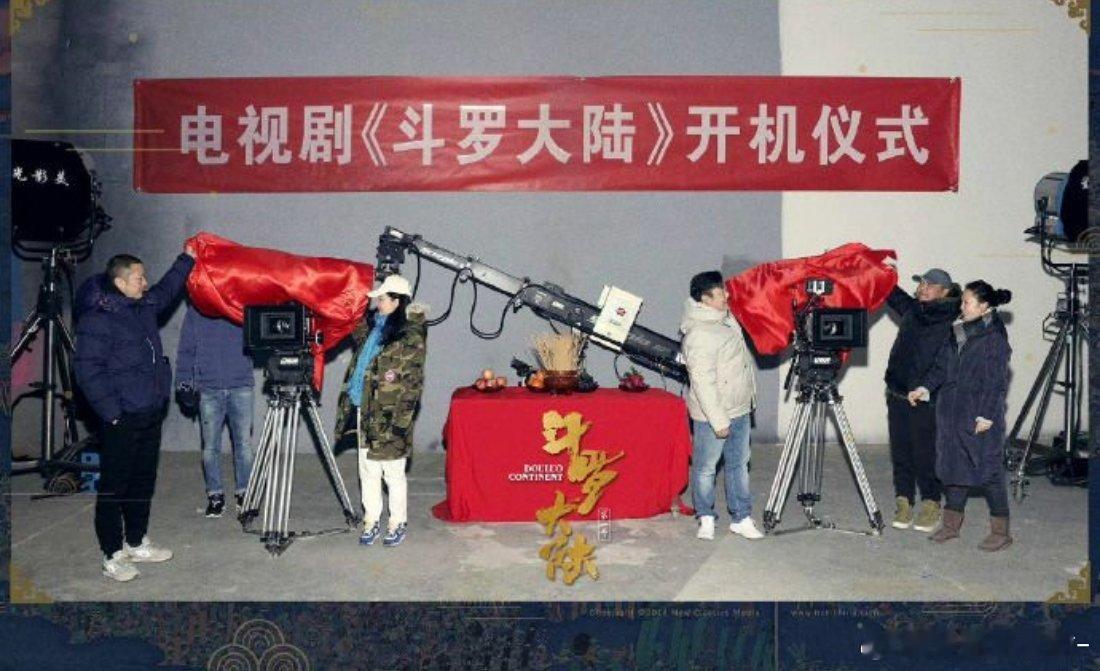 从最开始的只有十几个人 到后来的几百人 甚至更多！肖战走的每一步都算数