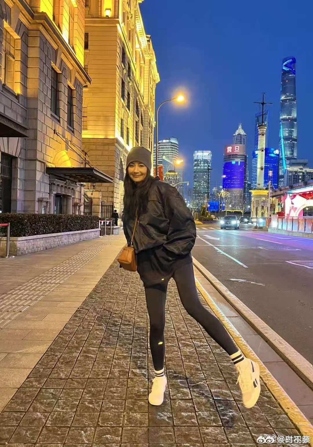 瞿颖拿个袋子就出门了 瞿颖格外接地气，购物袋搭配休闲穿搭随性出门。不追逐奢华包装