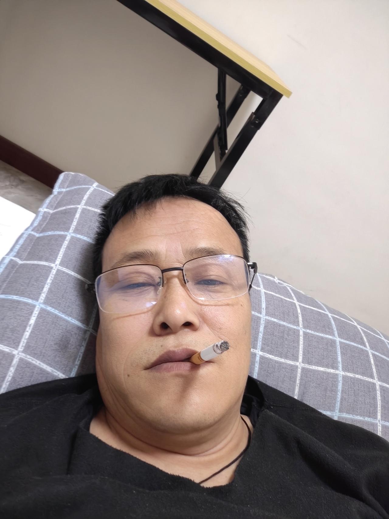 今日随手拍看我抽烟的样子，帅不帅？是蟋蟀的蟀吧？