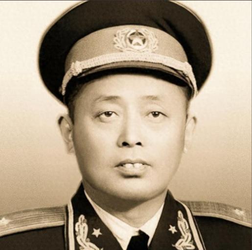 1949年，二野四兵团途经麻城时，一个盲人老太太走了过来，询问儿子的下落，陈赓笑