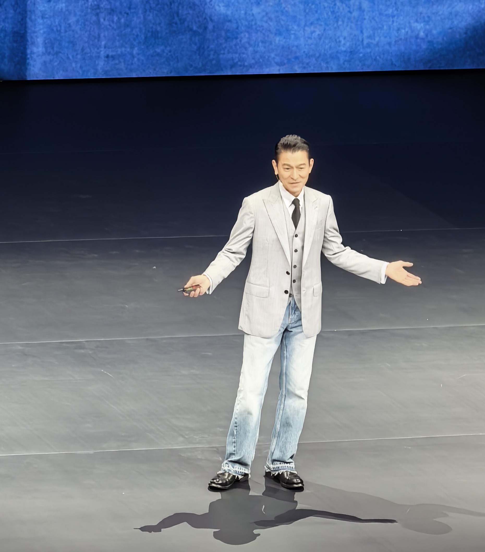 华仔，我们爱你！华为展翼三折叠及阔直板发布会 ​​​